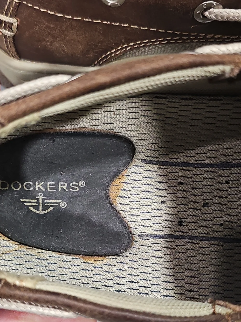 Dockers Classic Brown Leather Men’s Boat Shoes with Beige Laces